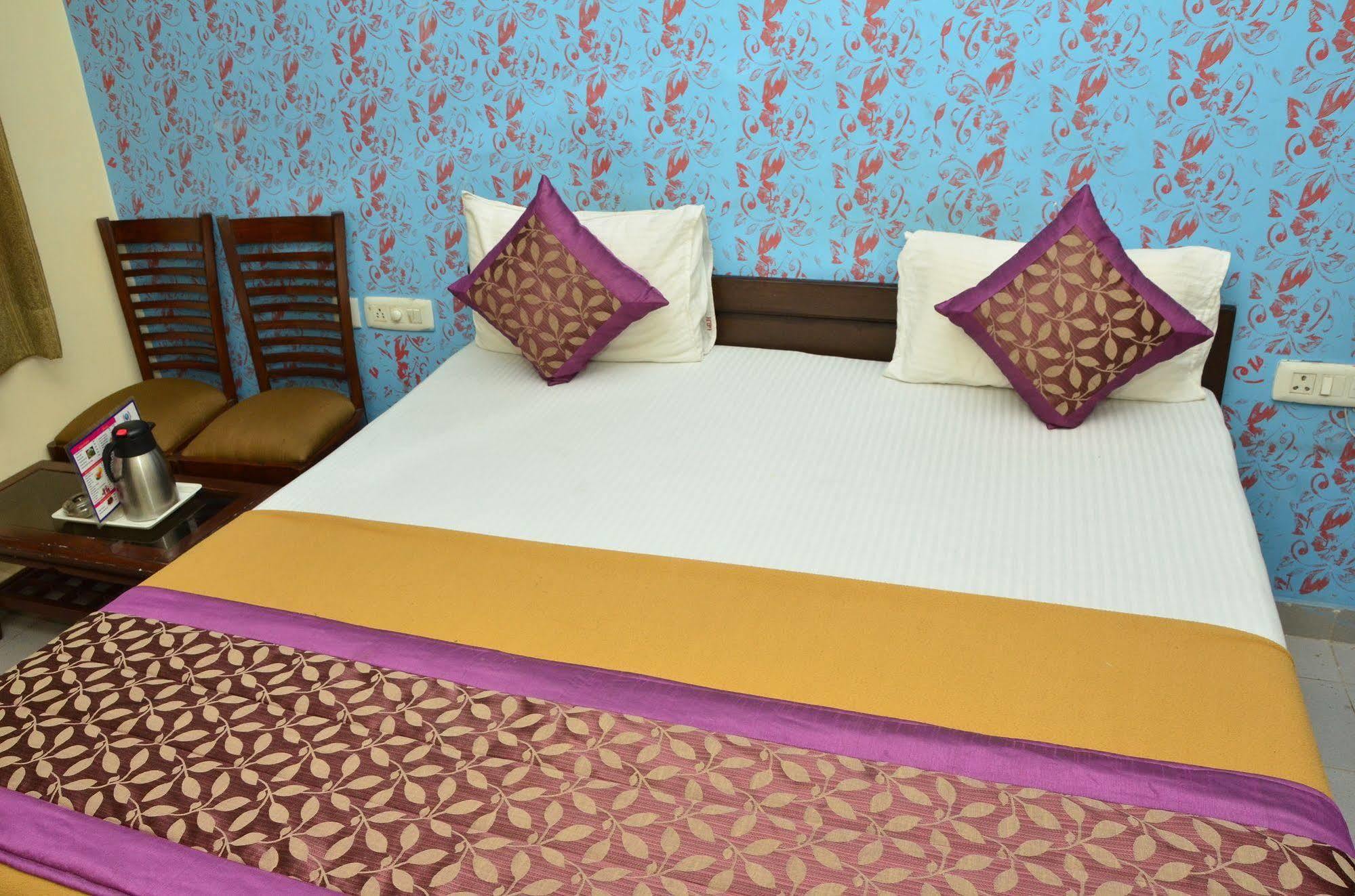 Super Hotel O Global New Delhi Exterior photo