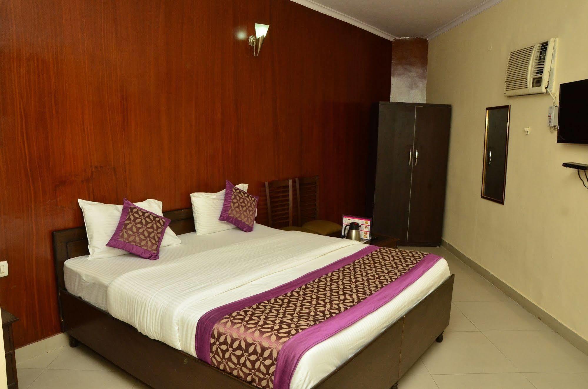 Super Hotel O Global New Delhi Exterior photo