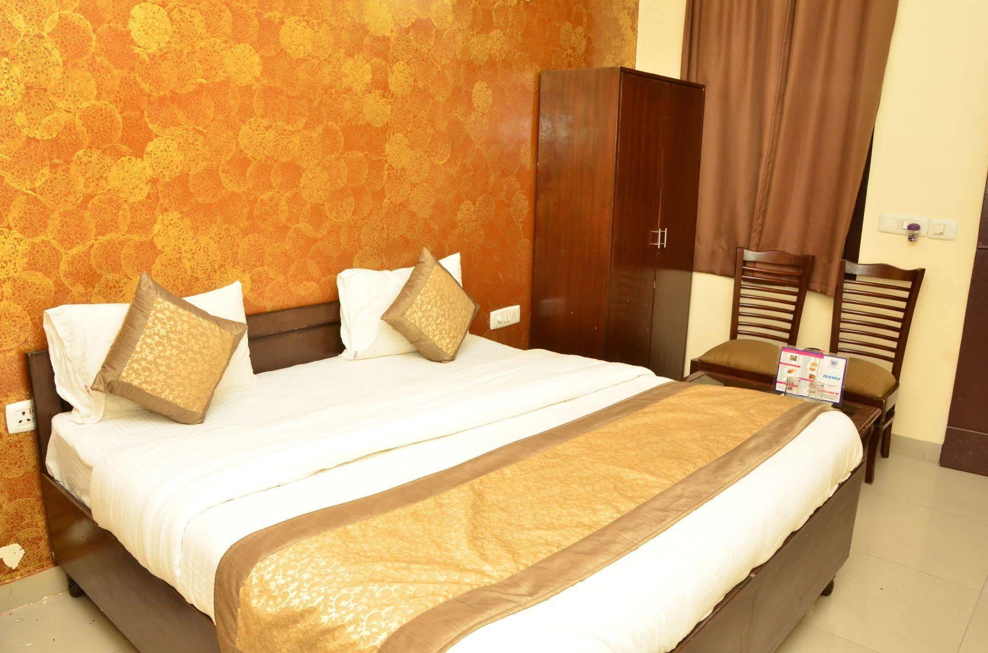 Super Hotel O Global New Delhi Exterior photo