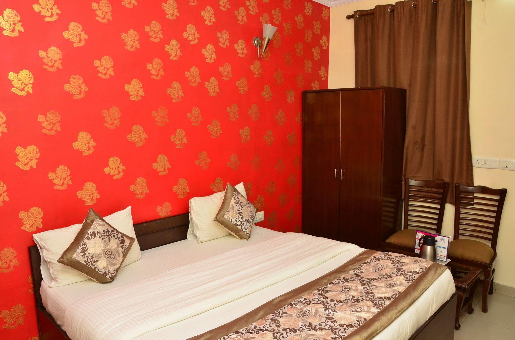 Super Hotel O Global New Delhi Exterior photo