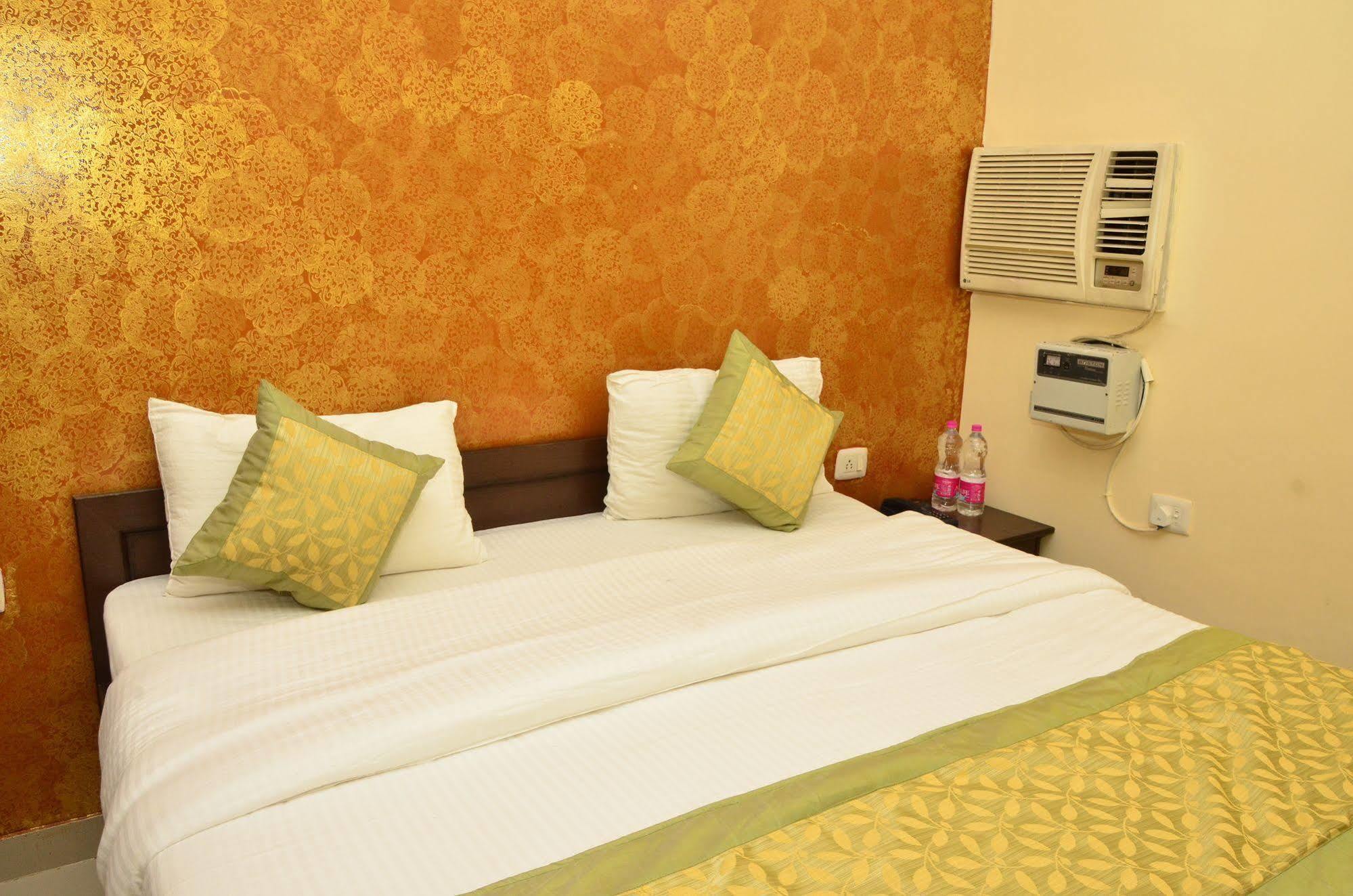 Super Hotel O Global New Delhi Exterior photo